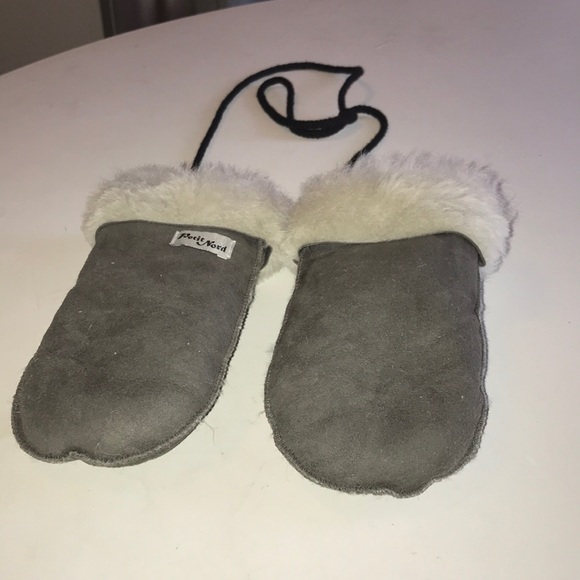 Petit Nord Other - Kids unisex. Shearling mittens. NWOT